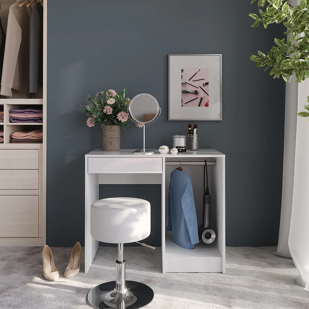 Tavolo da toeletta in Bianco/bianco lucido, mostrato in un ambiente ambientale con decorazioni