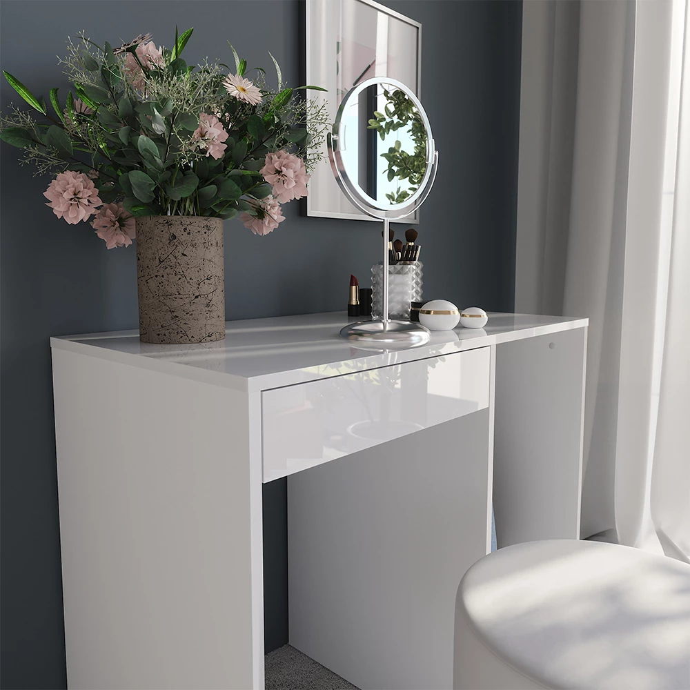 Primo piano di Tavolo da toeletta in Bianco/bianco lucido, mostrando texture/dettagli