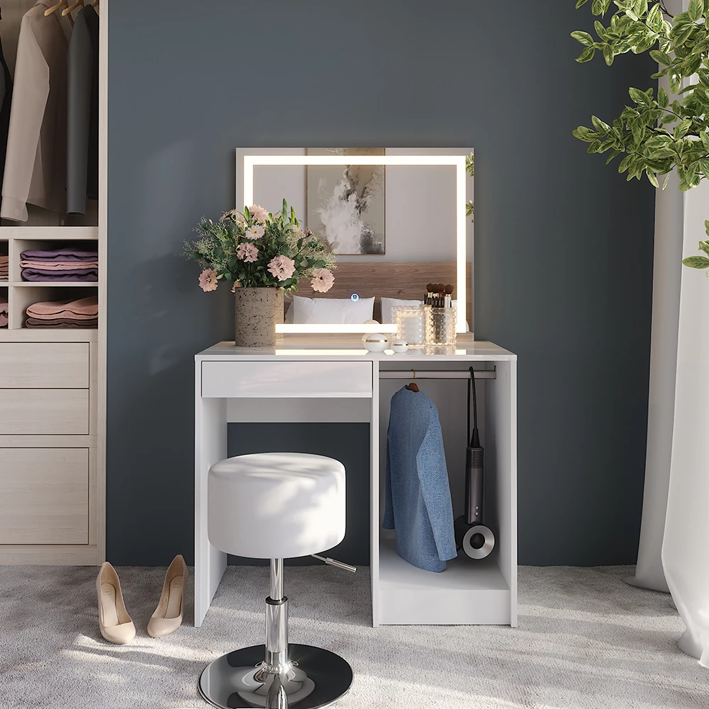 Stół do toalety w kolorze Biały/biały wysoki połysk, pokazany w otoczeniu z dekoracją