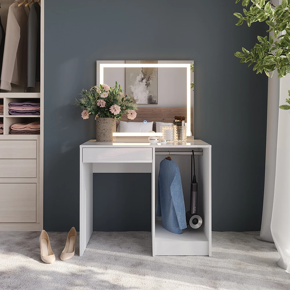 Schminktisch in Weiß/Weiß Hochglanz, dargestellt im Ambiente mit Dekoration