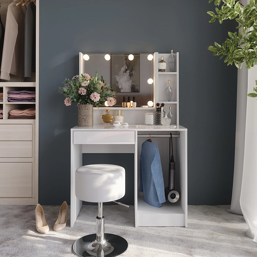 Stół do toalety w kolorze Biały/biały wysoki połysk, pokazany w otoczeniu z dekoracją