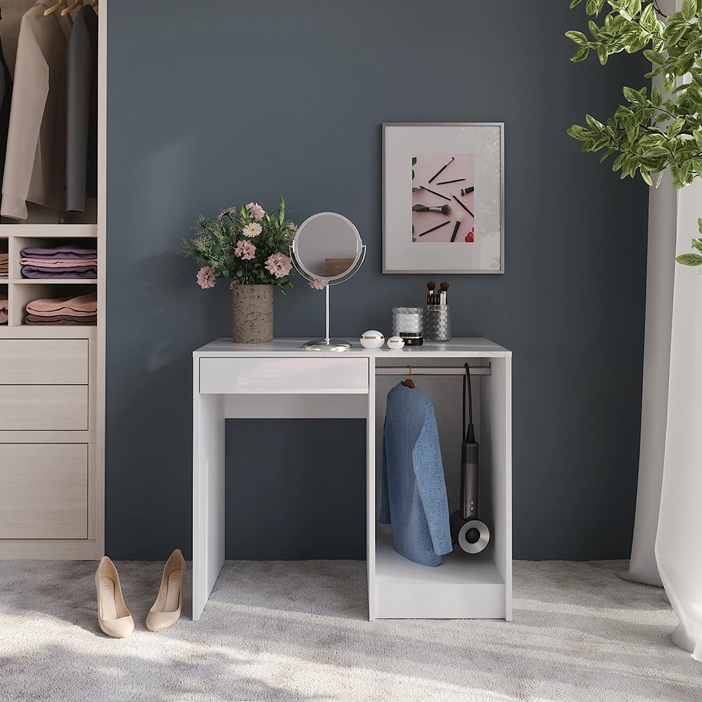 Schminktisch in Weiß/Weiß Hochglanz, dargestellt im Ambiente mit Dekoration