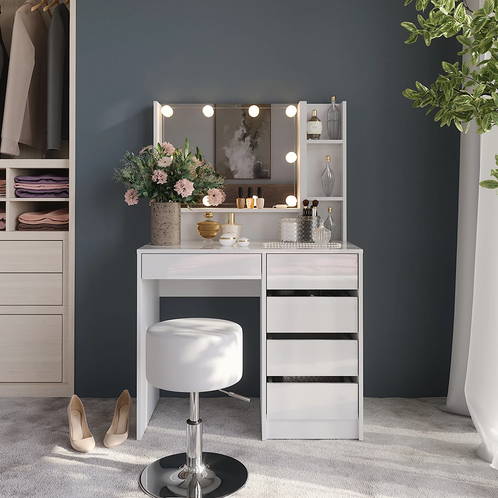 Makeupbord i farven Hvid/hvid højglans, vist i et miljø med dekoration