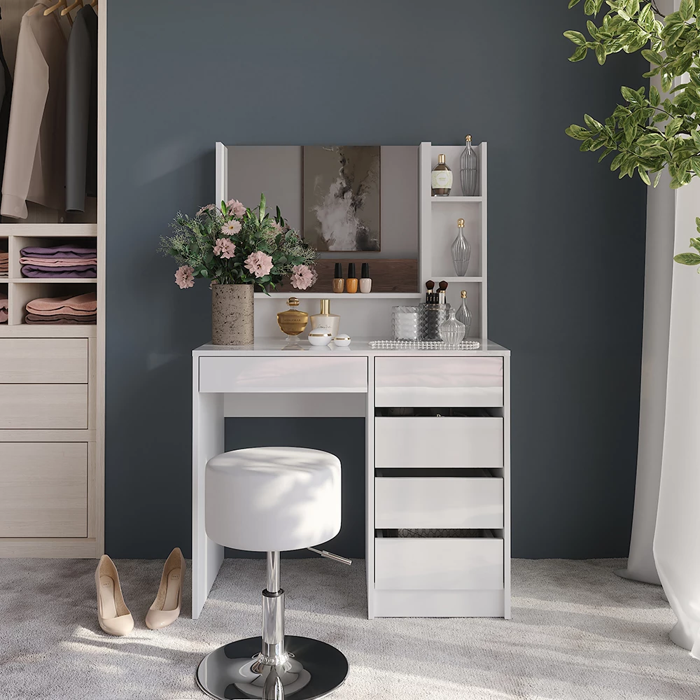 Tavolo da toeletta in Bianco/bianco lucido, mostrato in un ambiente ambientale con decorazioni