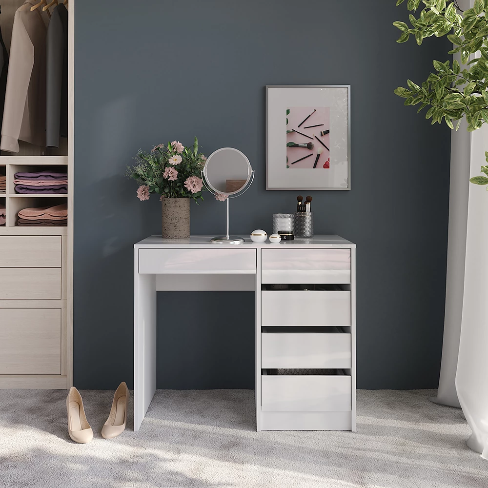 Stół do toalety w kolorze Biały/biały wysoki połysk, pokazany w otoczeniu z dekoracją