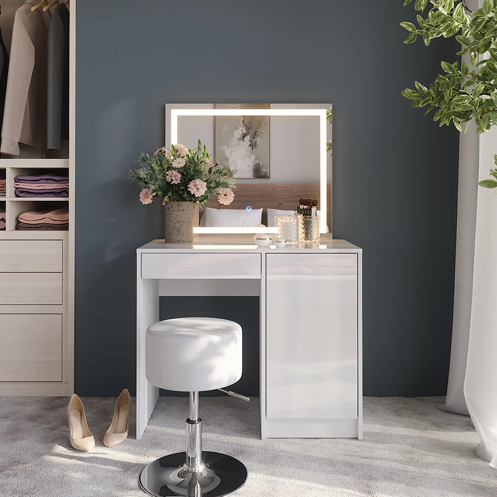 Kaptafel set met kruk in Wit/wit hoogglans, getoond in een sfeervolle omgeving met decoratie