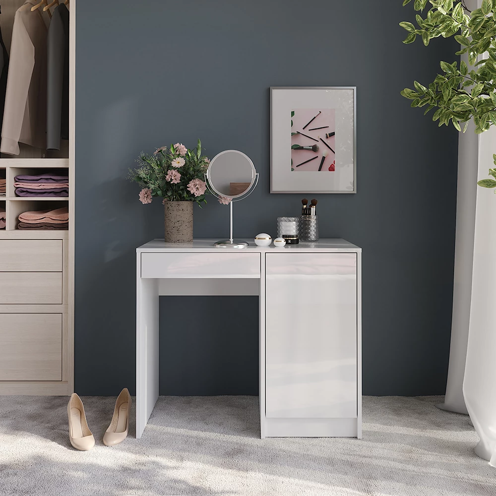 Tavolo da toeletta in Bianco/bianco lucido, mostrato in un ambiente ambientale con decorazioni