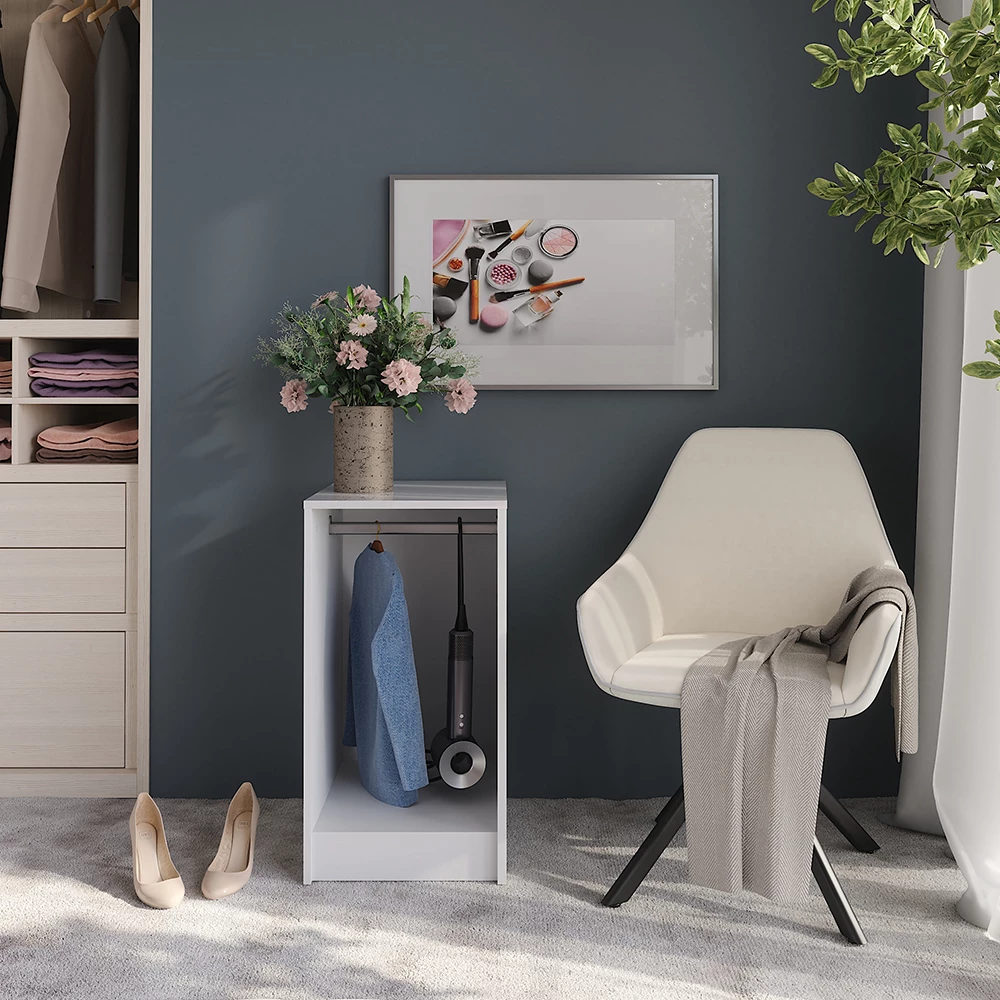 Kommode in Weiß/Weiß Hochglanz, dargestellt im Ambiente mit Dekoration