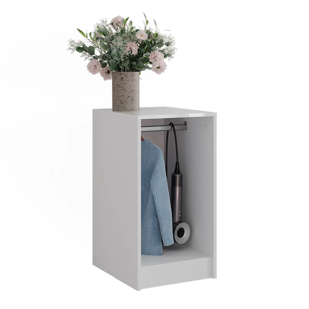 Kommode in Weiß/Weiß Hochglanz auf weißem Hintergrund mit dekorativen Elementen