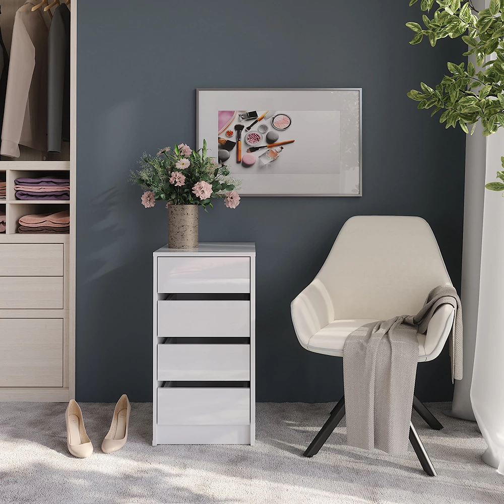 Kommode in Weiß/Weiß Hochglanz, dargestellt im Ambiente mit Dekoration