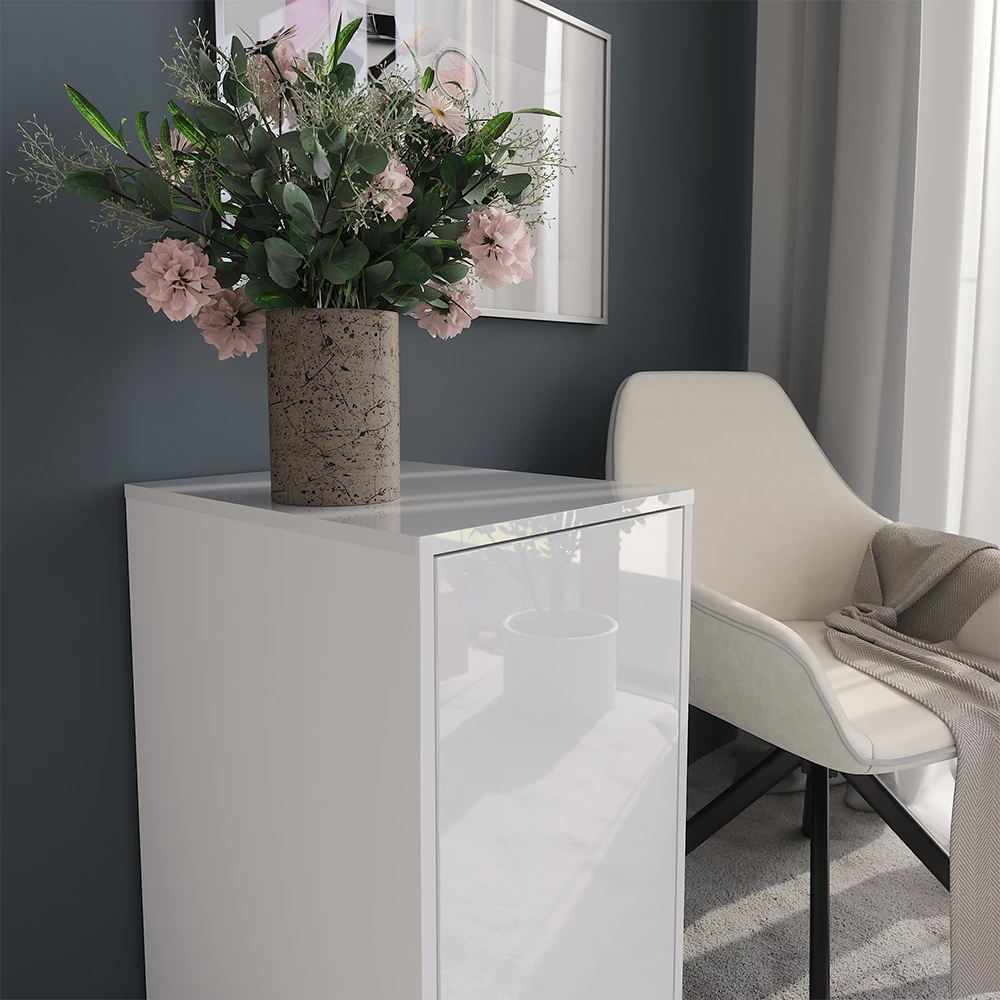 Nahaufnahme von Kommode in Weiß/Weiß Hochglanz, zeigt Textur/Details