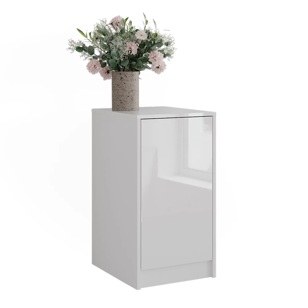 Kommode in Weiß/Weiß Hochglanz auf weißem Hintergrund mit dekorativen Elementen