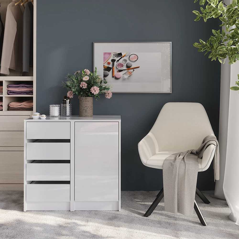 Kommode in Weiß/Weiß Hochglanz, dargestellt im Ambiente mit Dekoration