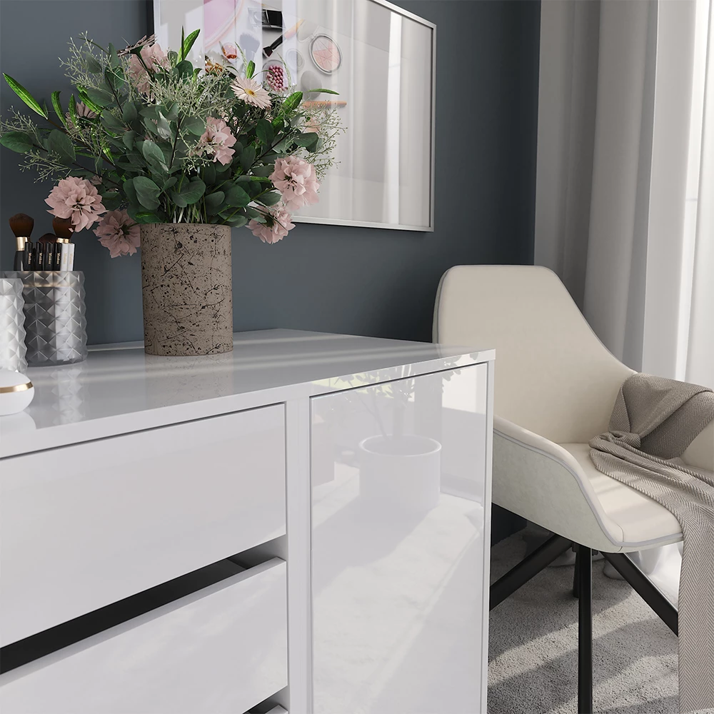 Nahaufnahme von Kommode in Weiß/Weiß Hochglanz, zeigt Textur/Details