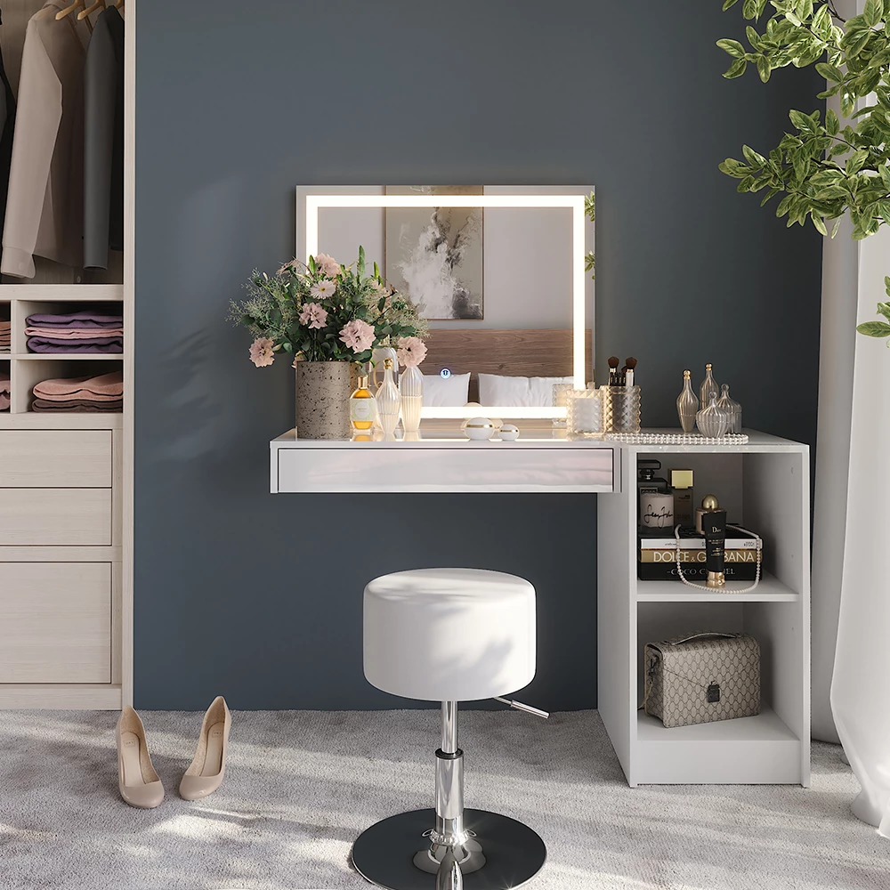 Stół do toalety w kolorze Biały/biały wysoki połysk, pokazany w otoczeniu z dekoracją