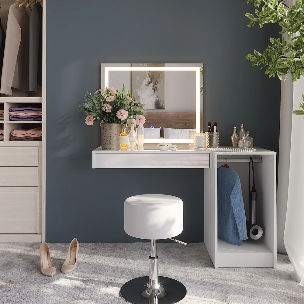 Schminktisch in Weiß/Weiß Hochglanz, dargestellt im Ambiente mit Dekoration