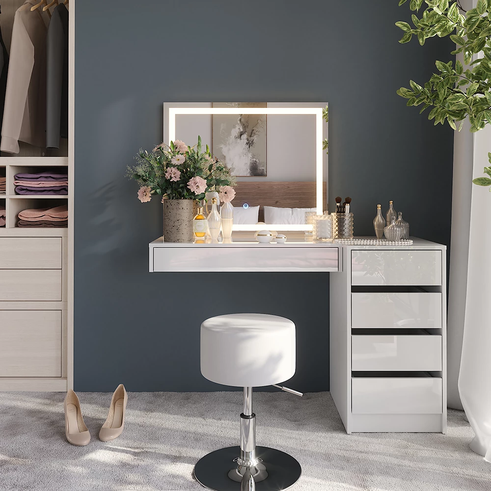 Tavolo da toeletta in Bianco/bianco lucido, mostrato in un ambiente ambientale con decorazioni