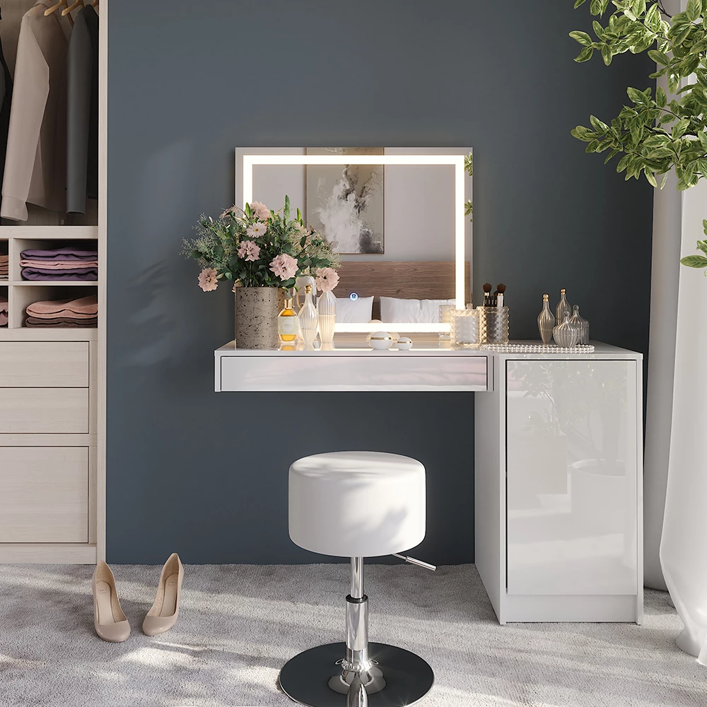 Schminktisch in Weiß/Weiß Hochglanz, dargestellt im Ambiente mit Dekoration