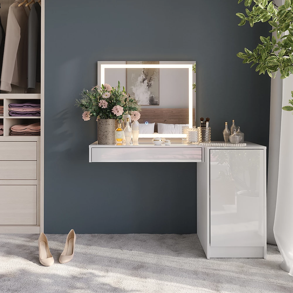 Makeupbord i farven Hvid/hvid højglans, vist i et miljø med dekoration
