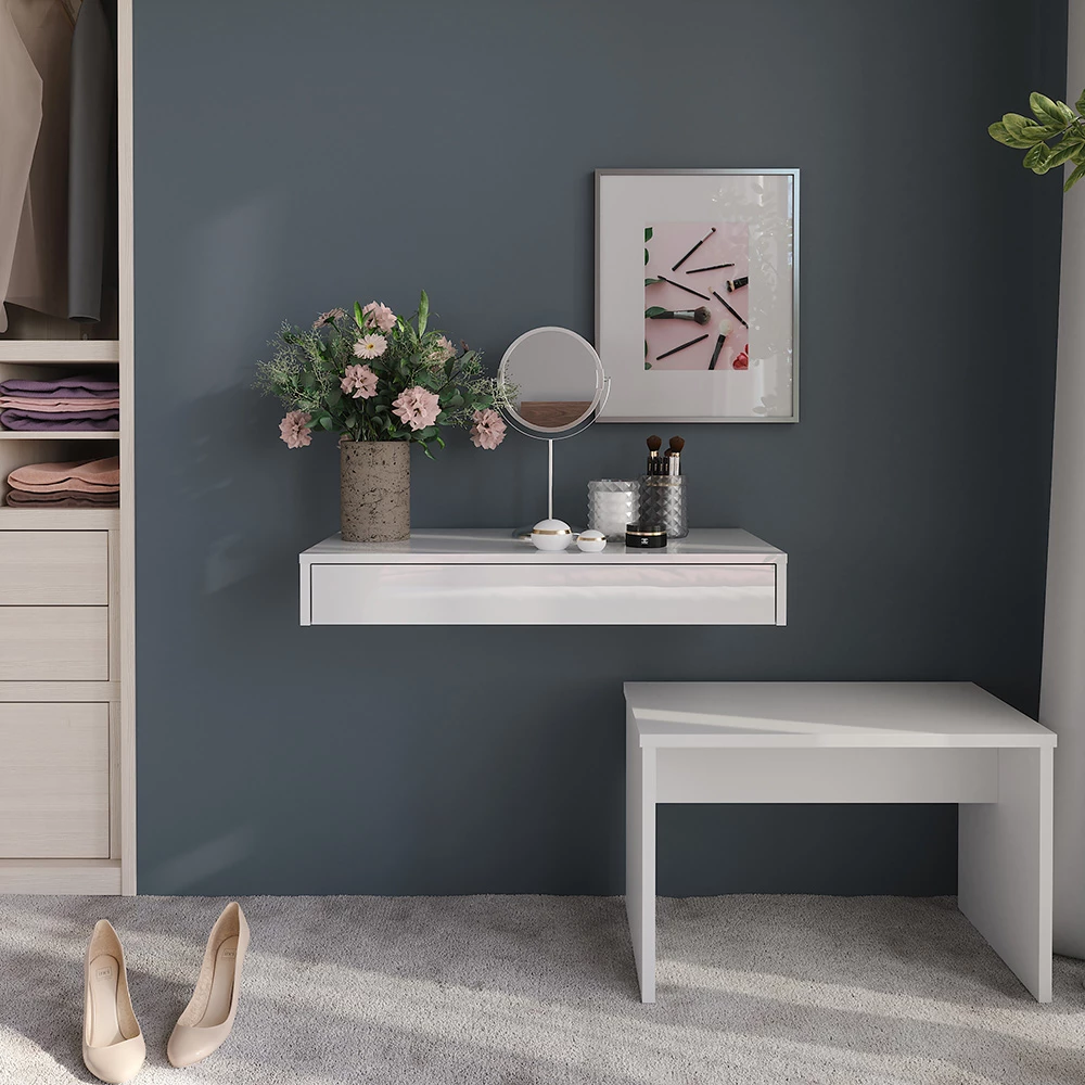 Wandregal in Weiß/Weiß Hochglanz, dargestellt im Ambiente mit Dekoration