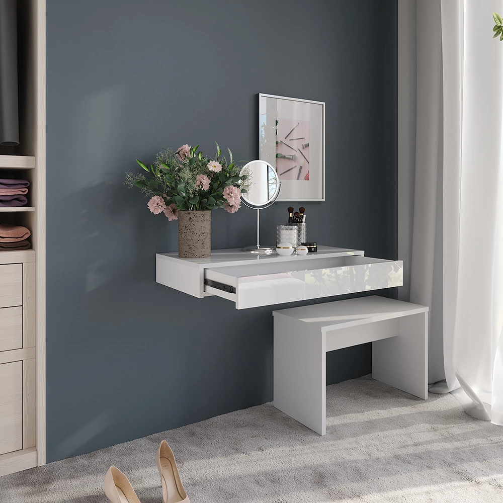 Nahaufnahme von Wandregal in Weiß/Weiß Hochglanz, zeigt Design- und Oberflächendetails