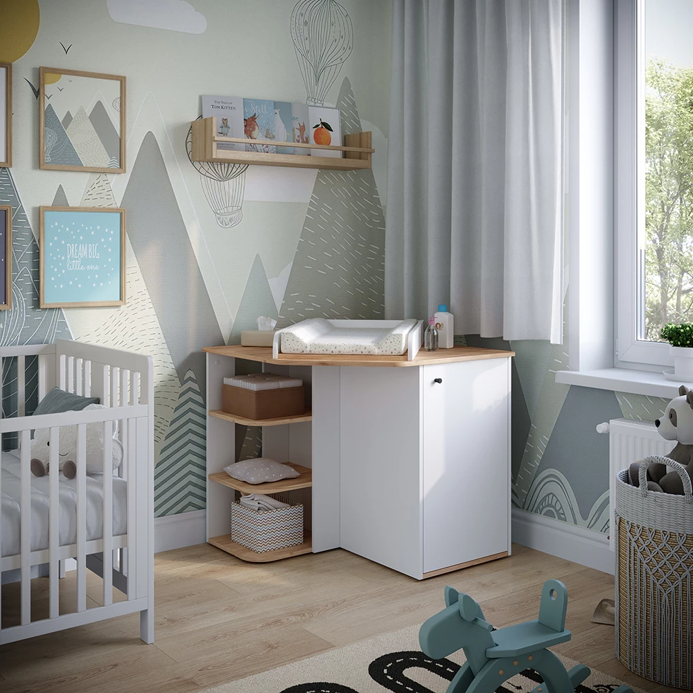 Fasciatoio in Rovere bianco/dorato, mostrato in un ambiente ambientale con decorazioni