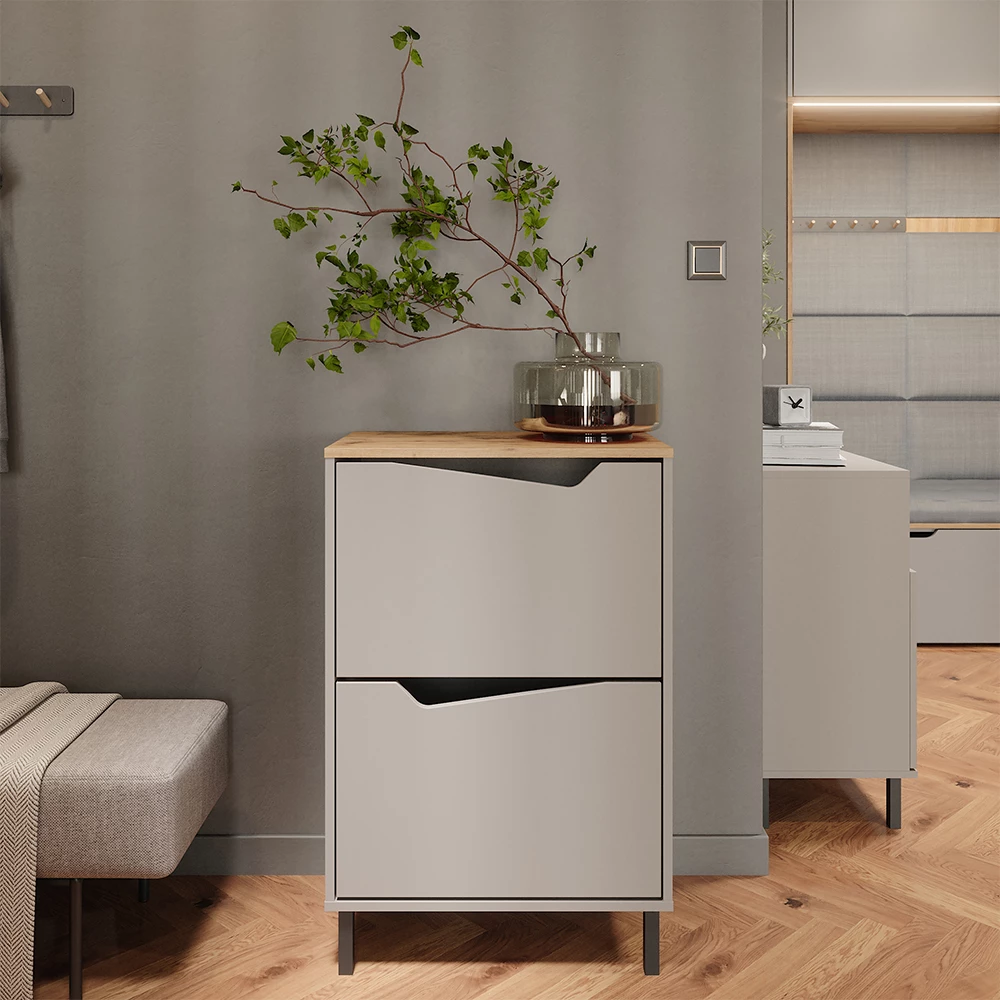 Skotipper i farven Greige/Artisan eg, vist i et miljø med dekoration