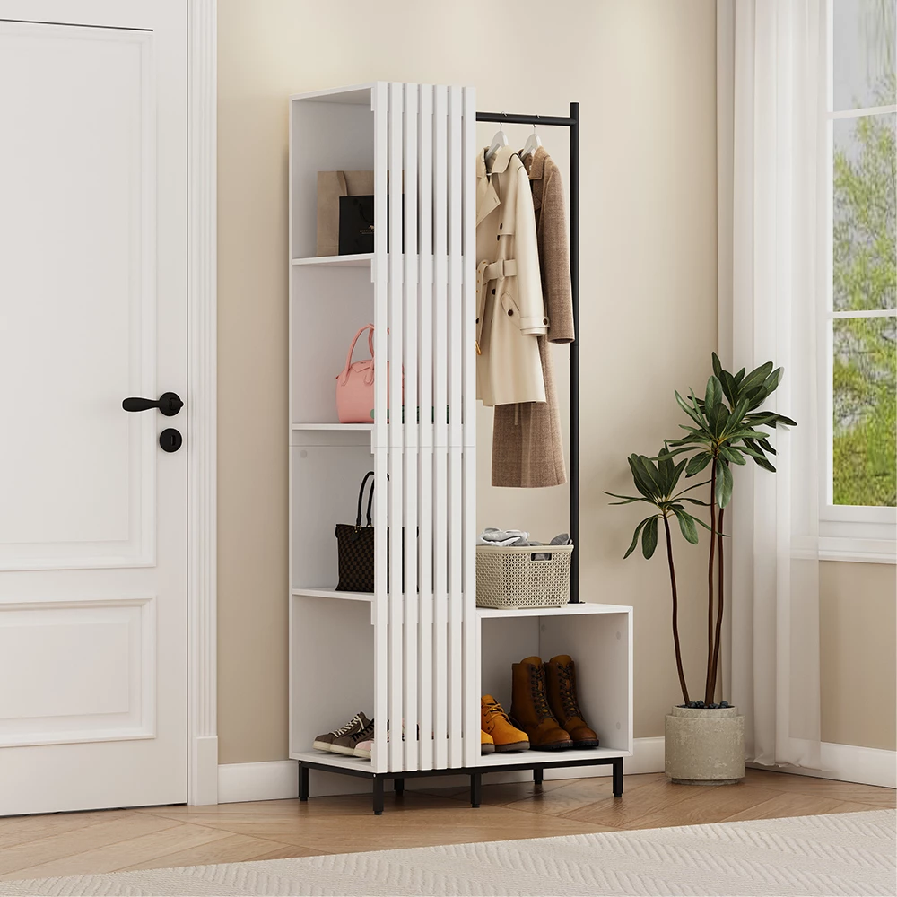 Garderobe in Weiß auf weißem Hintergrund