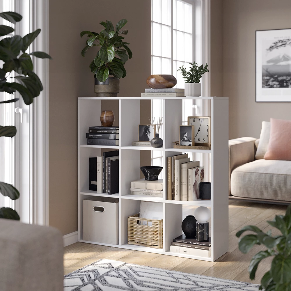 Raumteiler in Weiß, dargestellt im Ambiente mit Dekoration