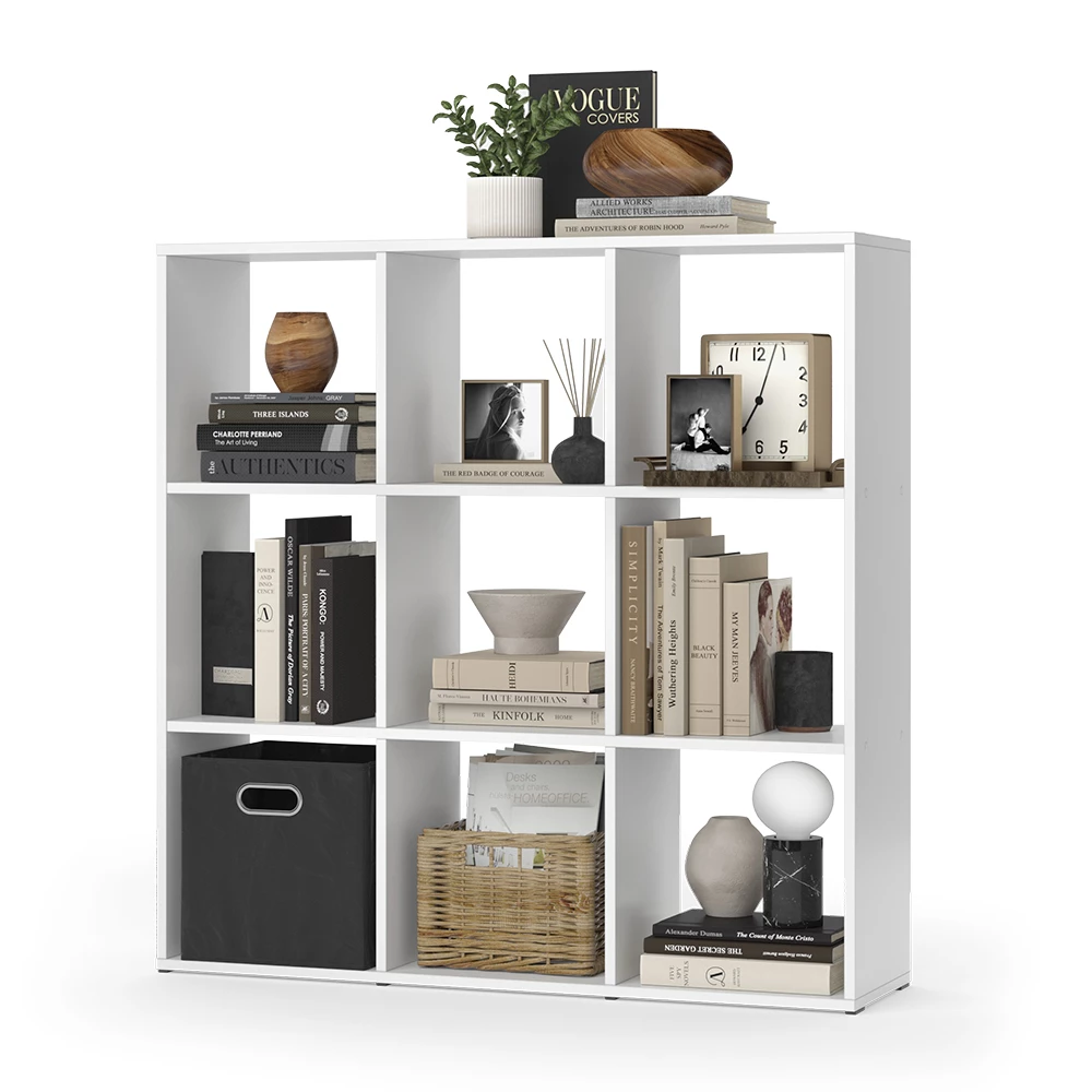 Raumteiler in Weiß auf weißem Hintergrund mit dekorativen Elementen