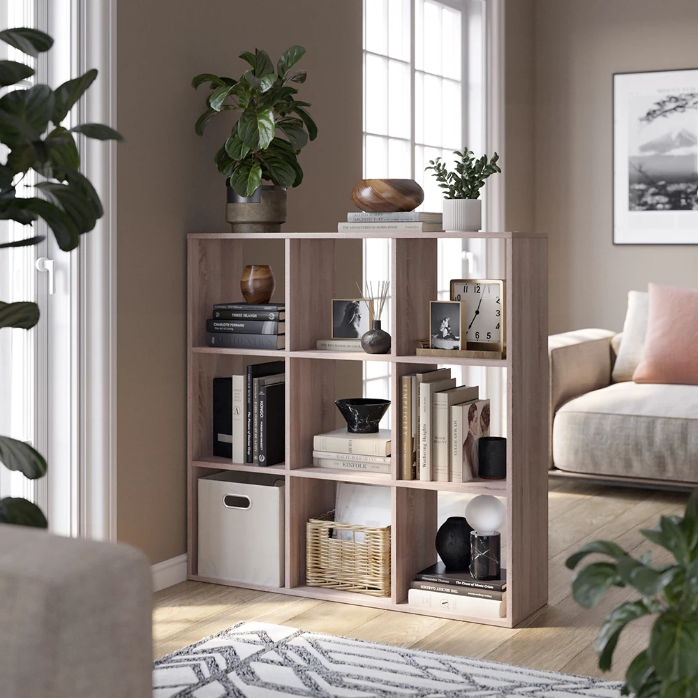 Rumdivider i farven Sonoma, vist i et miljø med dekoration