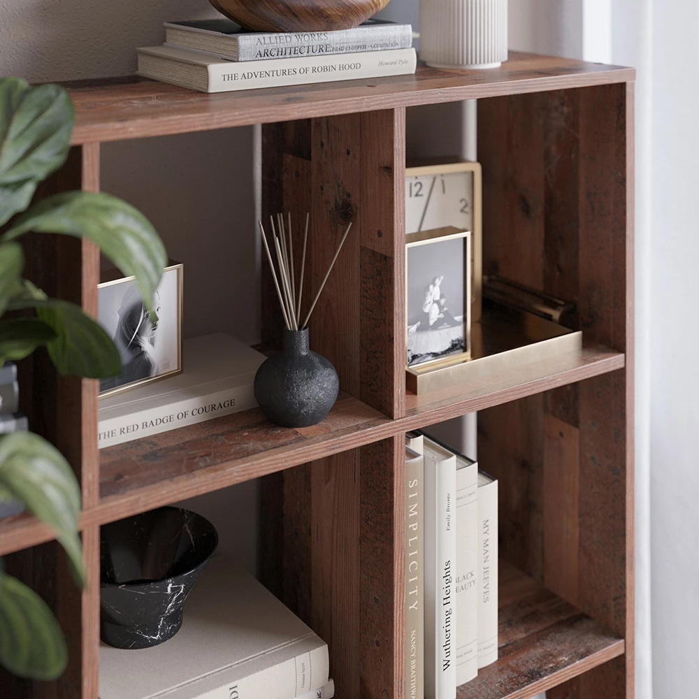 Nahaufnahme von Raumteiler in Antikholz, zeigt Textur/Details