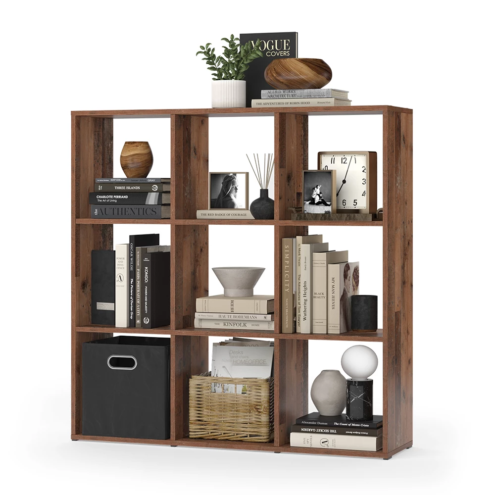 Raumteiler in Antikholz auf weißem Hintergrund mit dekorativen Elementen