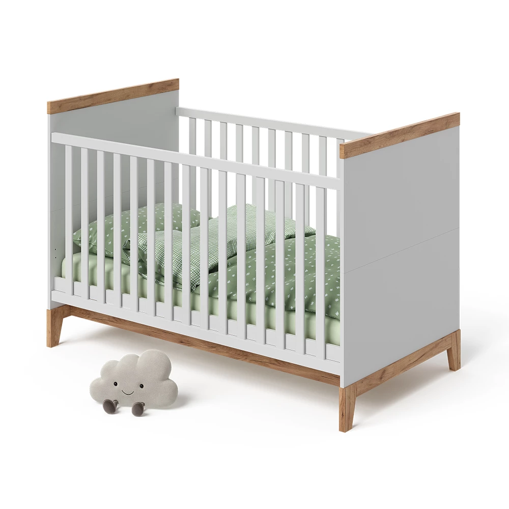 Babybett in Weiß/Artisan auf weißem Hintergrund mit dekorativen Elementen