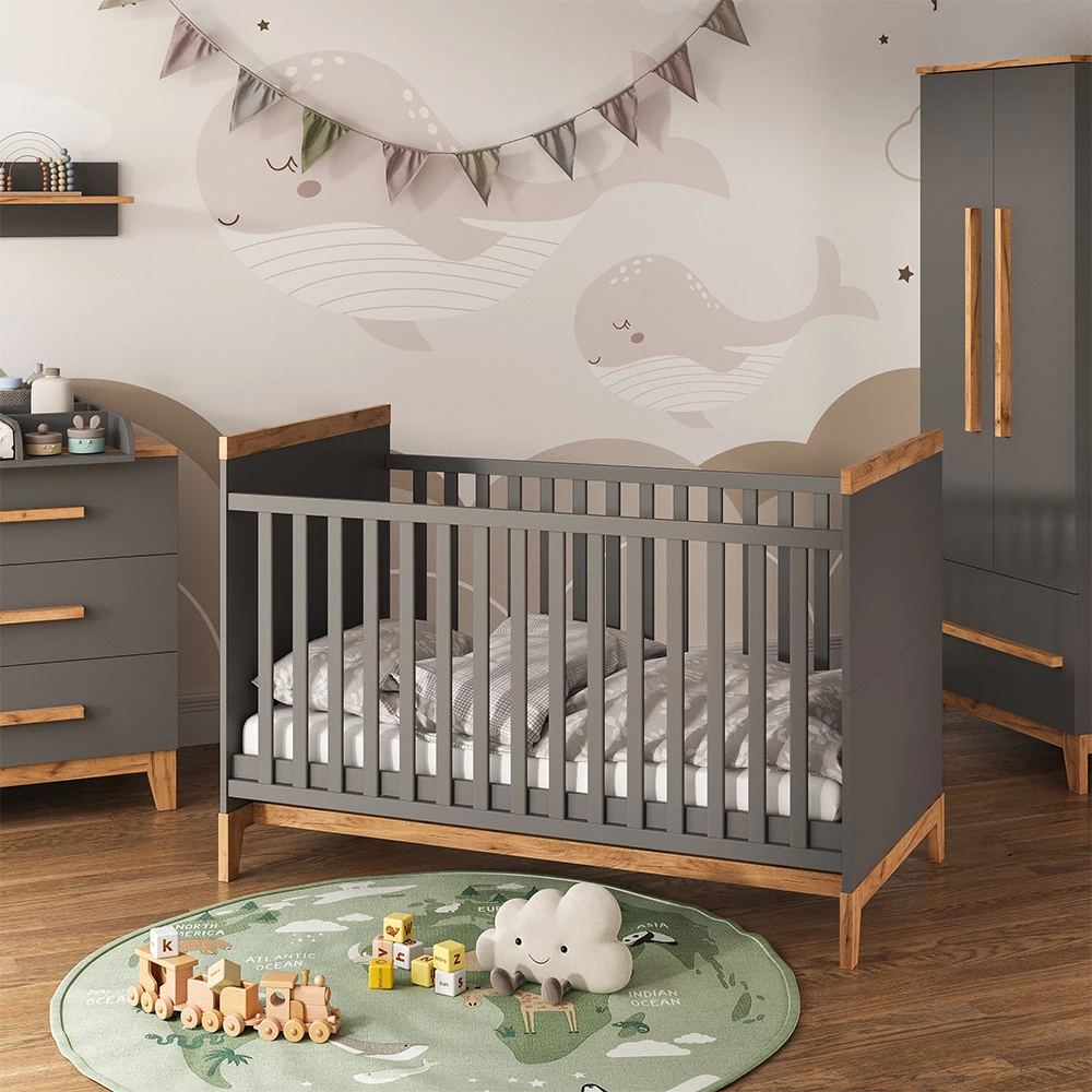 Babybett in Grau/Artisan, dargestellt im Ambiente mit Dekoration