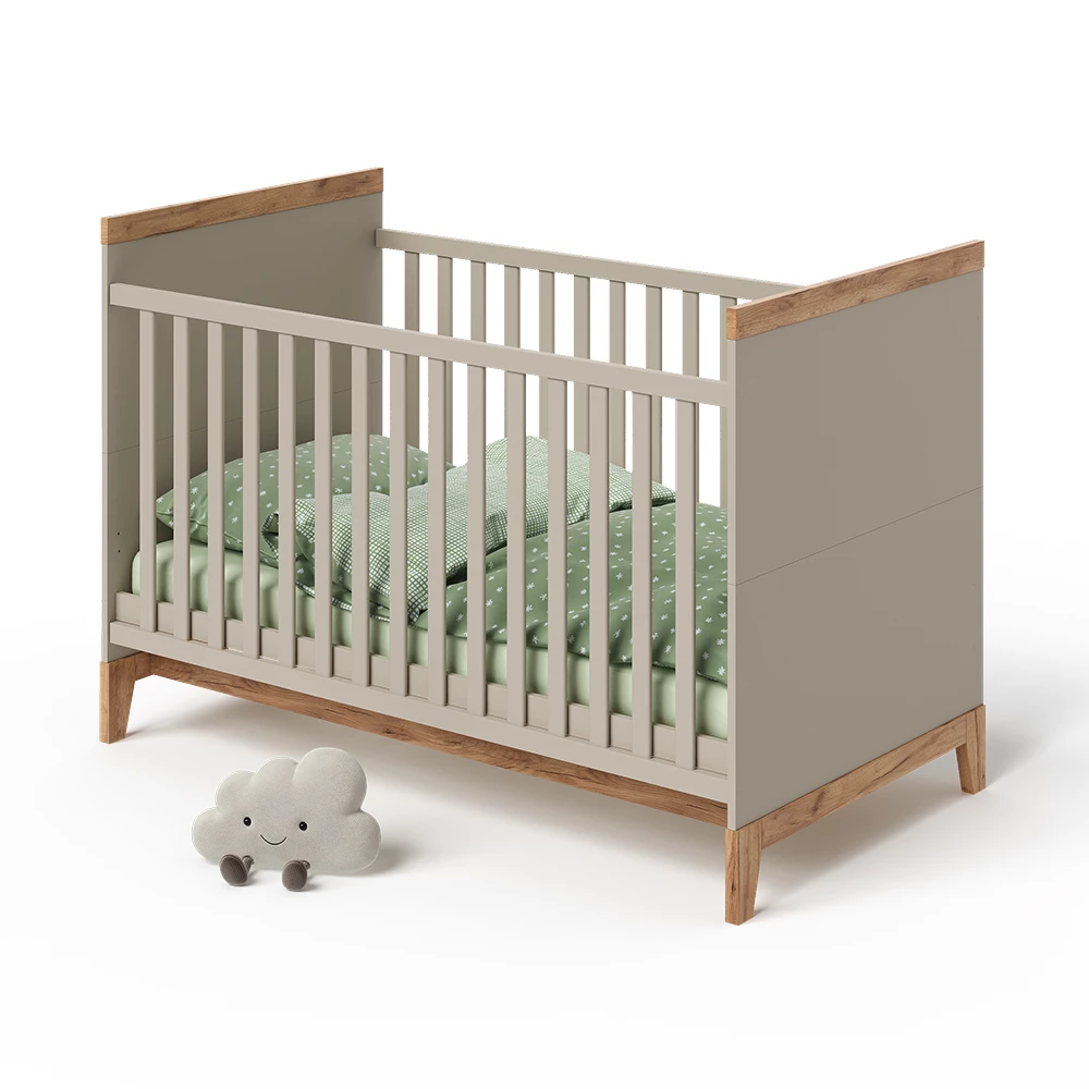 Babybett in Cashmere/Artisan auf weißem Hintergrund mit dekorativen Elementen