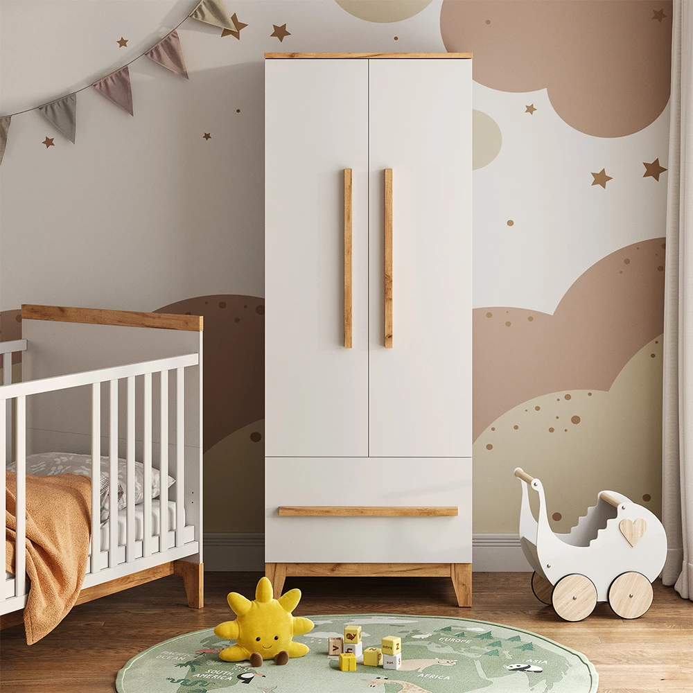 Kinderkleiderschrank in Weiß/Artisan, dargestellt im Ambiente mit Dekoration