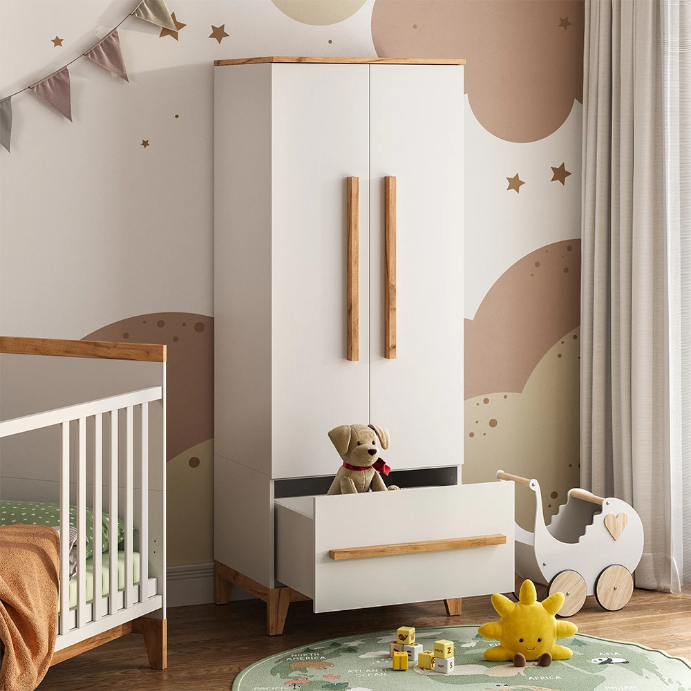 Nahaufnahme von Kinderkleiderschrank in Weiß/Artisan, zeigt Design- und Oberflächendetails