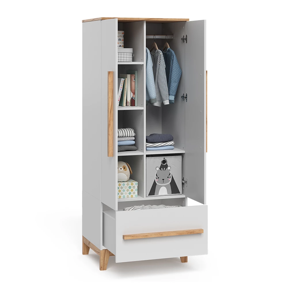 Kinderkleiderschrank in Weiß/Artisan auf weißem Hintergrund mit dekorativen Elementen