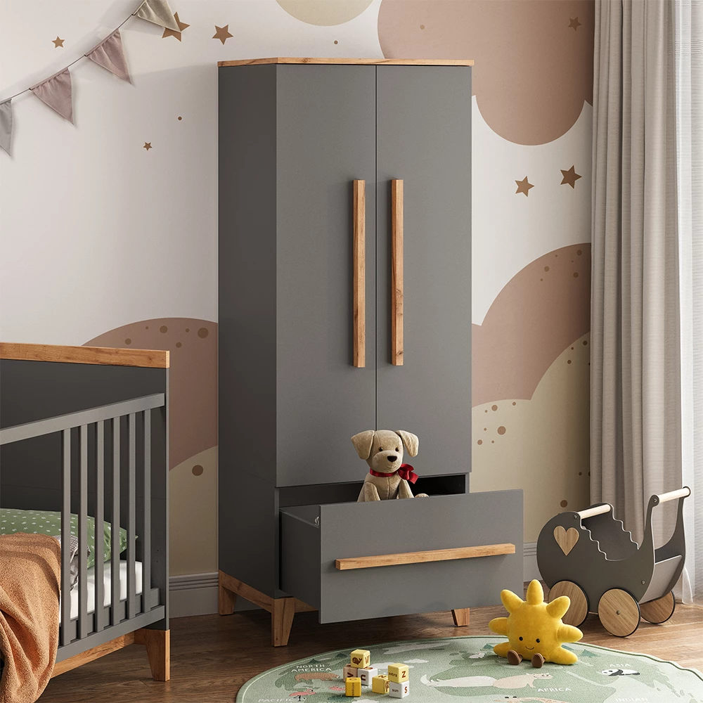 Nahaufnahme von Kinderkleiderschrank in Grau/Artisan, zeigt Design- und Oberflächendetails