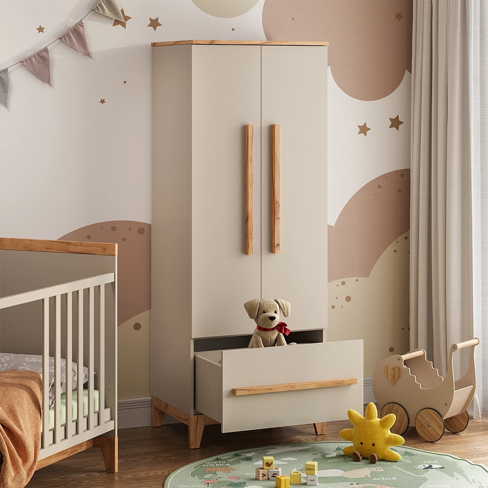 Nahaufnahme von Kinderkleiderschrank in Cashmere/Artisan, zeigt Design- und Oberflächendetails