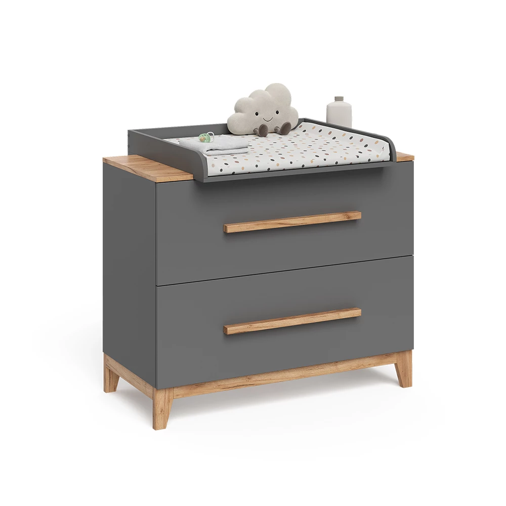 Wickelkommode in Grau/Artisan auf weißem Hintergrund mit dekorativen Elementen