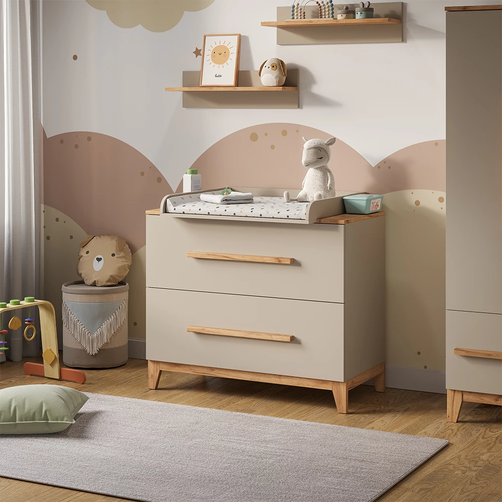 Wickelkommode in Cashmere/Artisan, dargestellt im Ambiente mit Dekoration