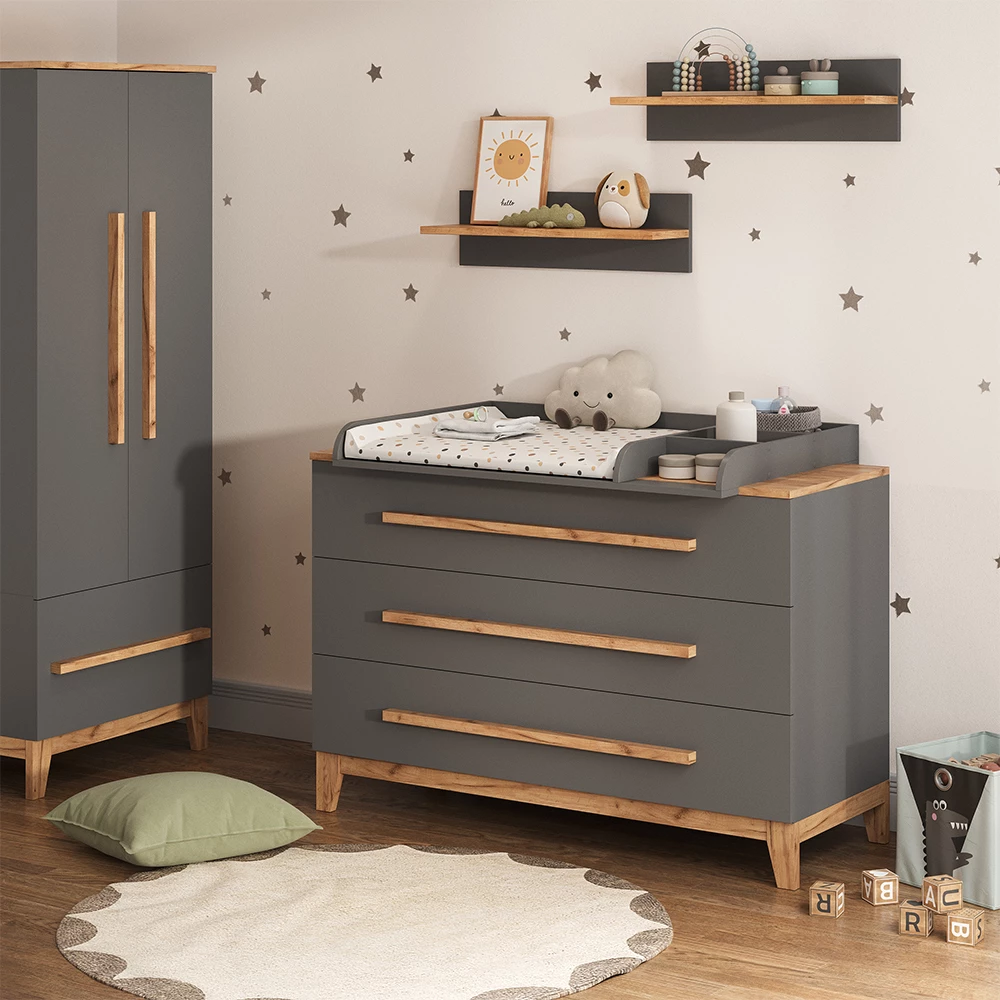 Wickelkommode in Grau/Artisan, dargestellt im Ambiente mit Dekoration