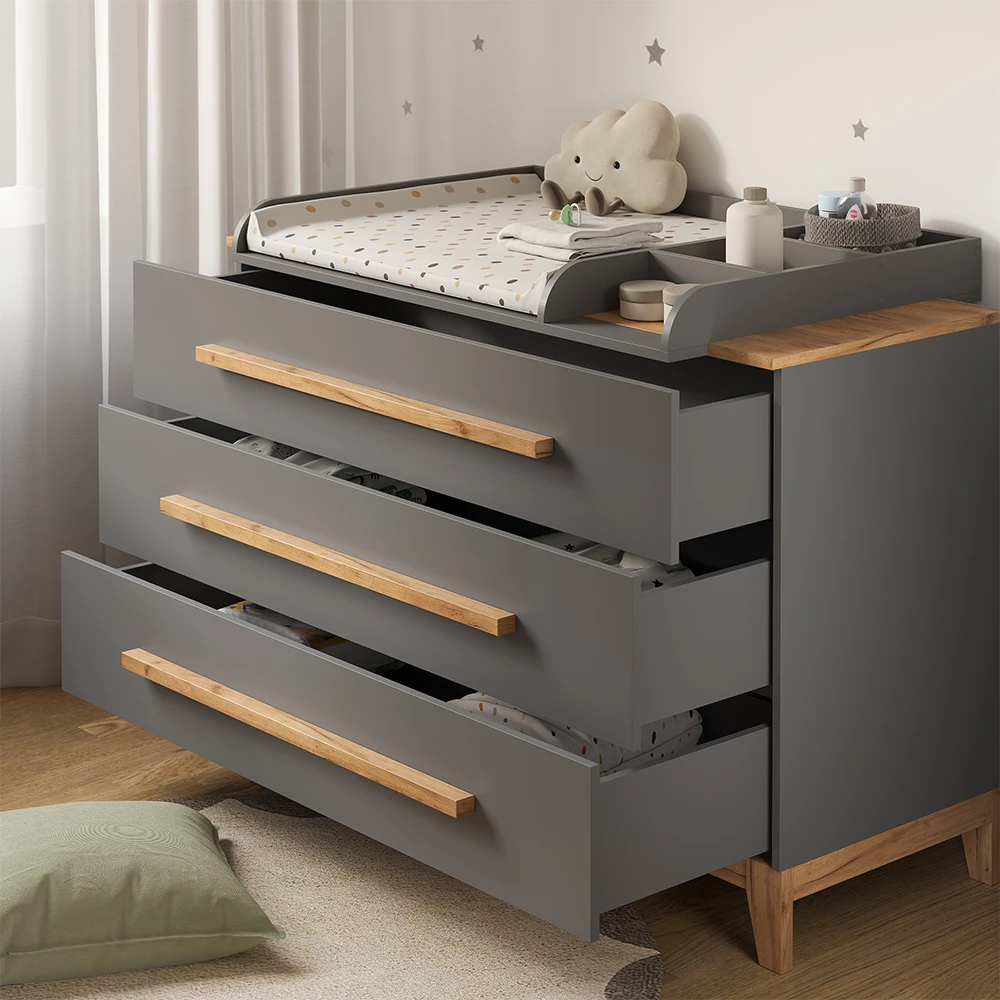 Nahaufnahme von Wickelkommode in Grau/Artisan, zeigt Textur/Details