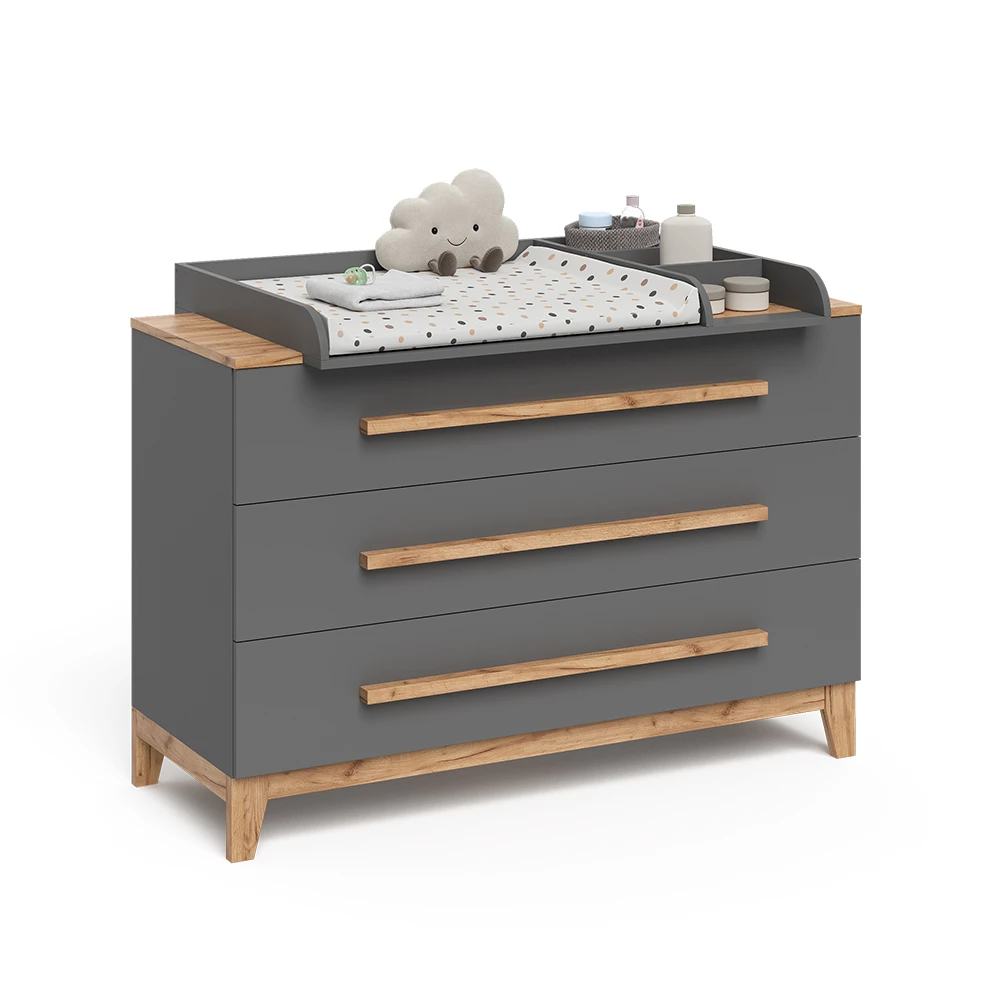Wickelkommode in Grau/Artisan auf weißem Hintergrund mit dekorativen Elementen
