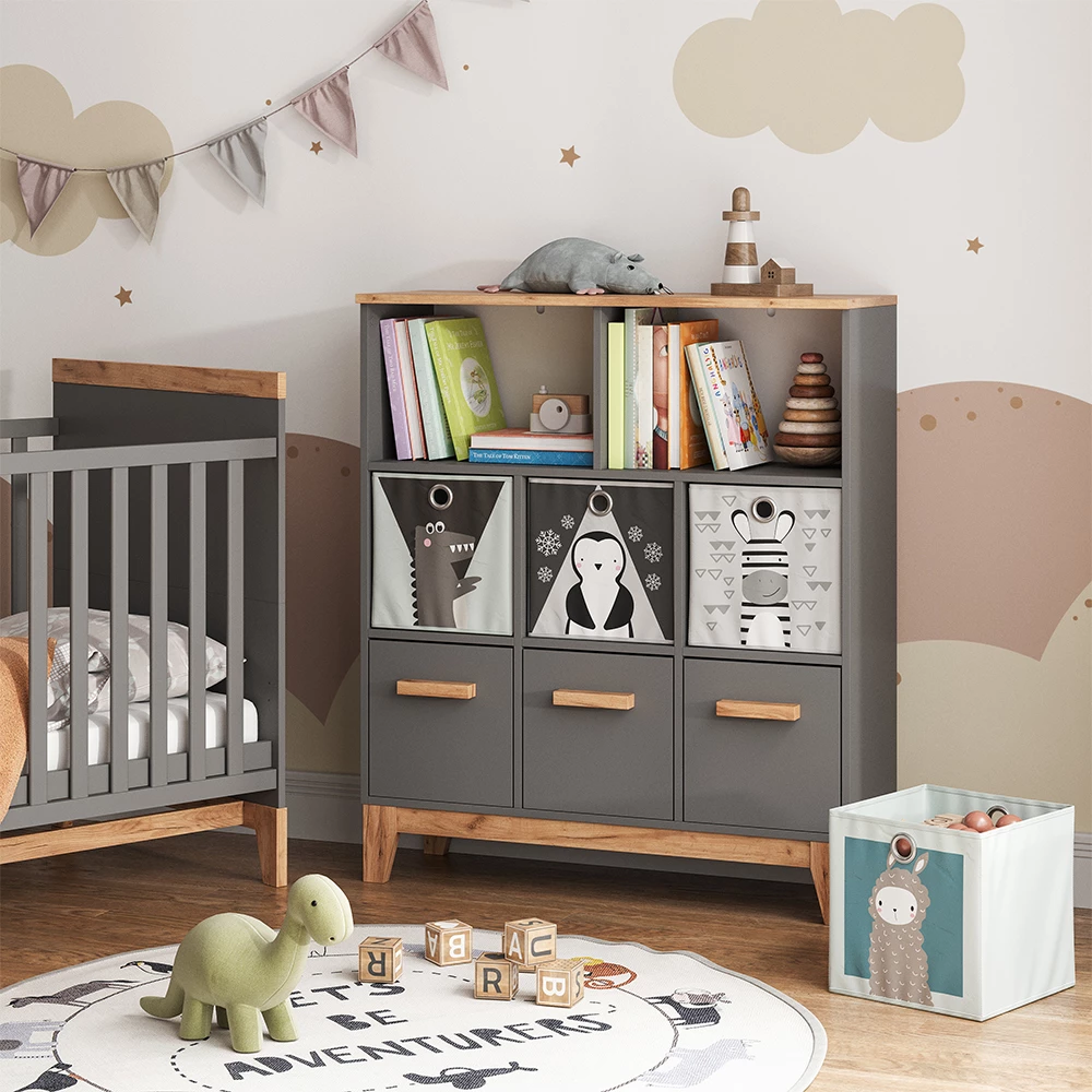 Kinderregal in Grau/Artisan, dargestellt im Ambiente mit Dekoration