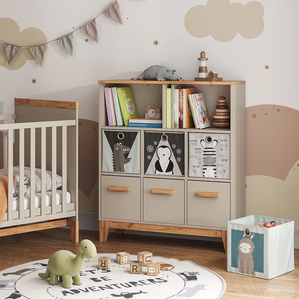 Kinderregal in Cashmere/Artisan, dargestellt im Ambiente mit Dekoration