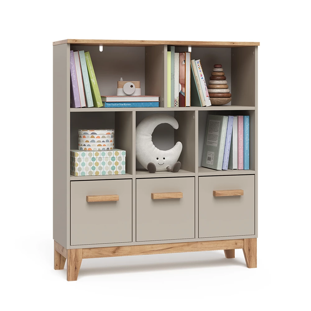 Kinderregal in Cashmere/Artisan auf weißem Hintergrund mit dekorativen Elementen