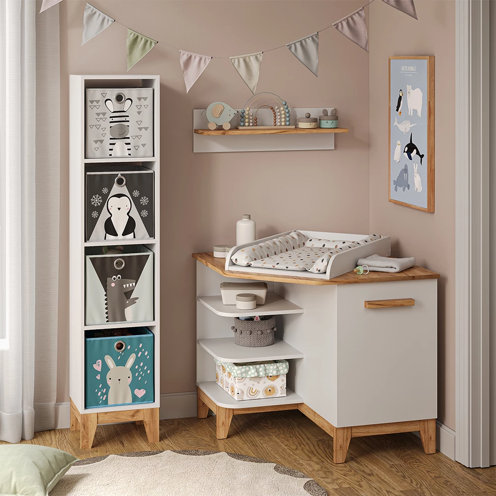Wickelkommode in Weiß/Artisan, dargestellt im Ambiente mit Dekoration